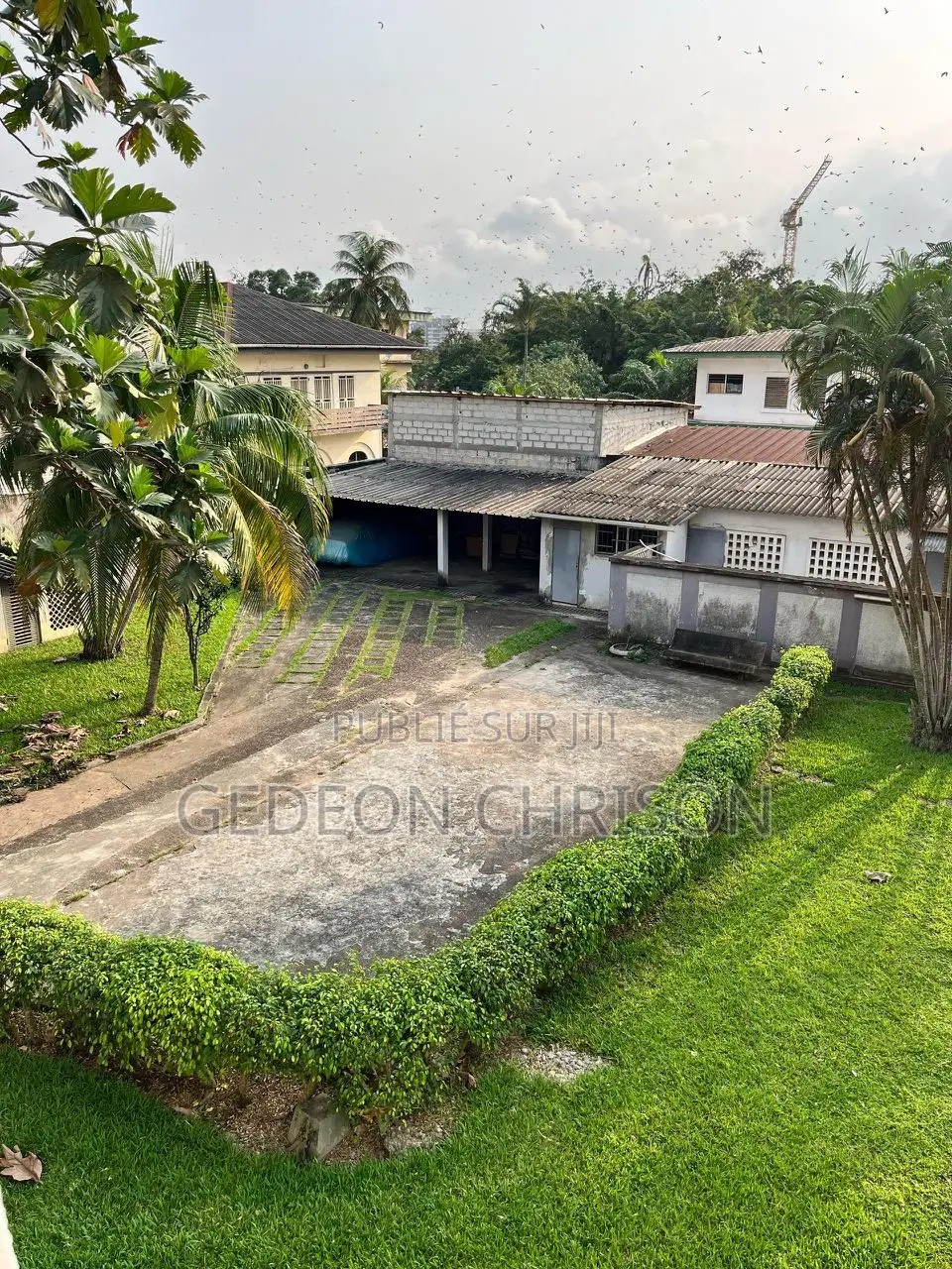 À Vendre — Terrain Bâti De 2 439 M2 Avec Villa À Usage De Bureaux