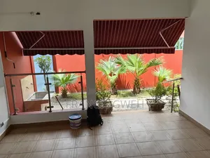 5chbre Villa dans Francis Gweh, Cocody à Vendre