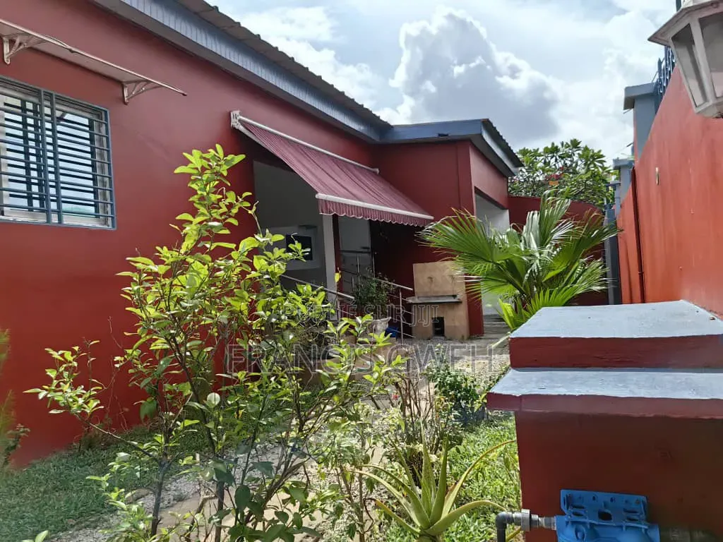 5chbre Villa dans Francis Gweh, Cocody à Vendre