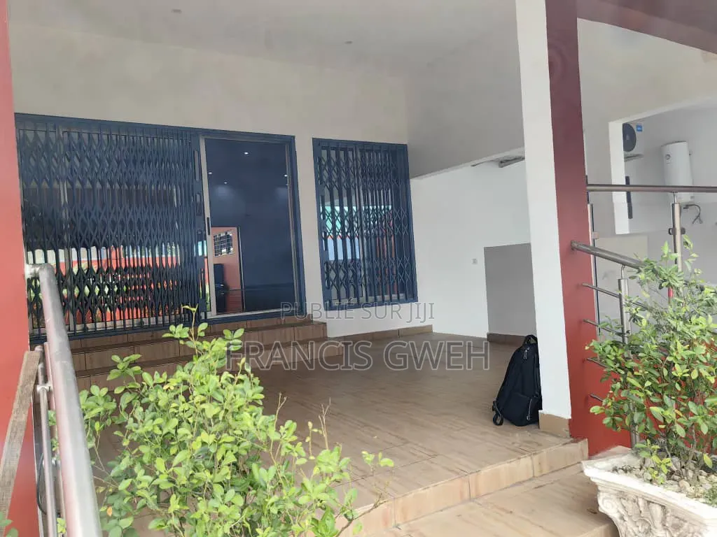 5chbre Villa dans Francis Gweh, Cocody à Vendre
