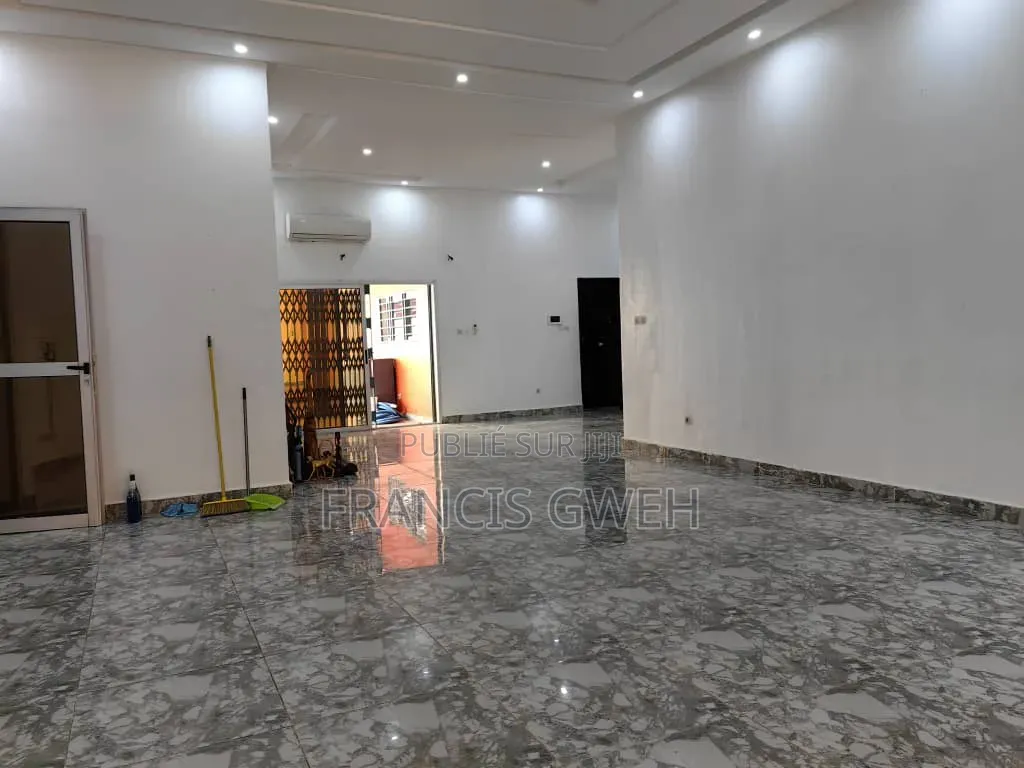 5chbre Villa dans Francis Gweh, Cocody à Vendre