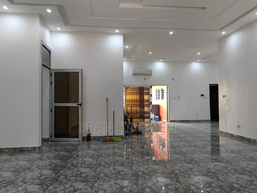 5chbre Villa dans Francis Gweh, Cocody à Vendre