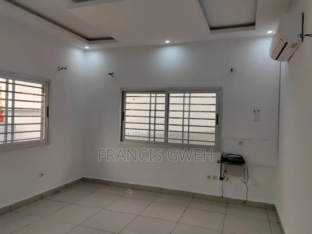 5chbre Villa dans Francis Gweh, Cocody à Vendre