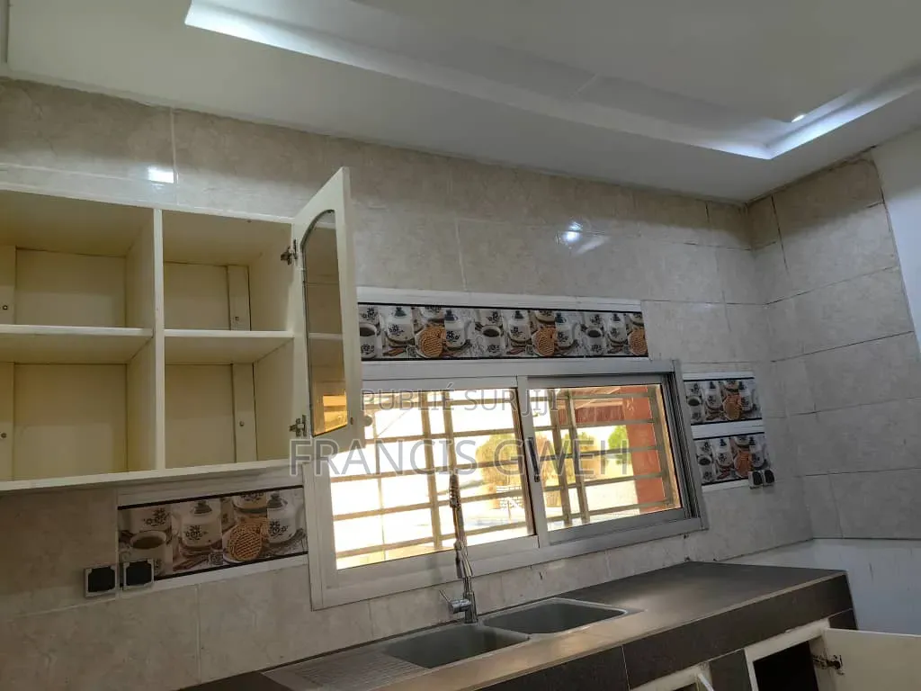 5chbre Villa dans Francis Gweh, Cocody à Vendre