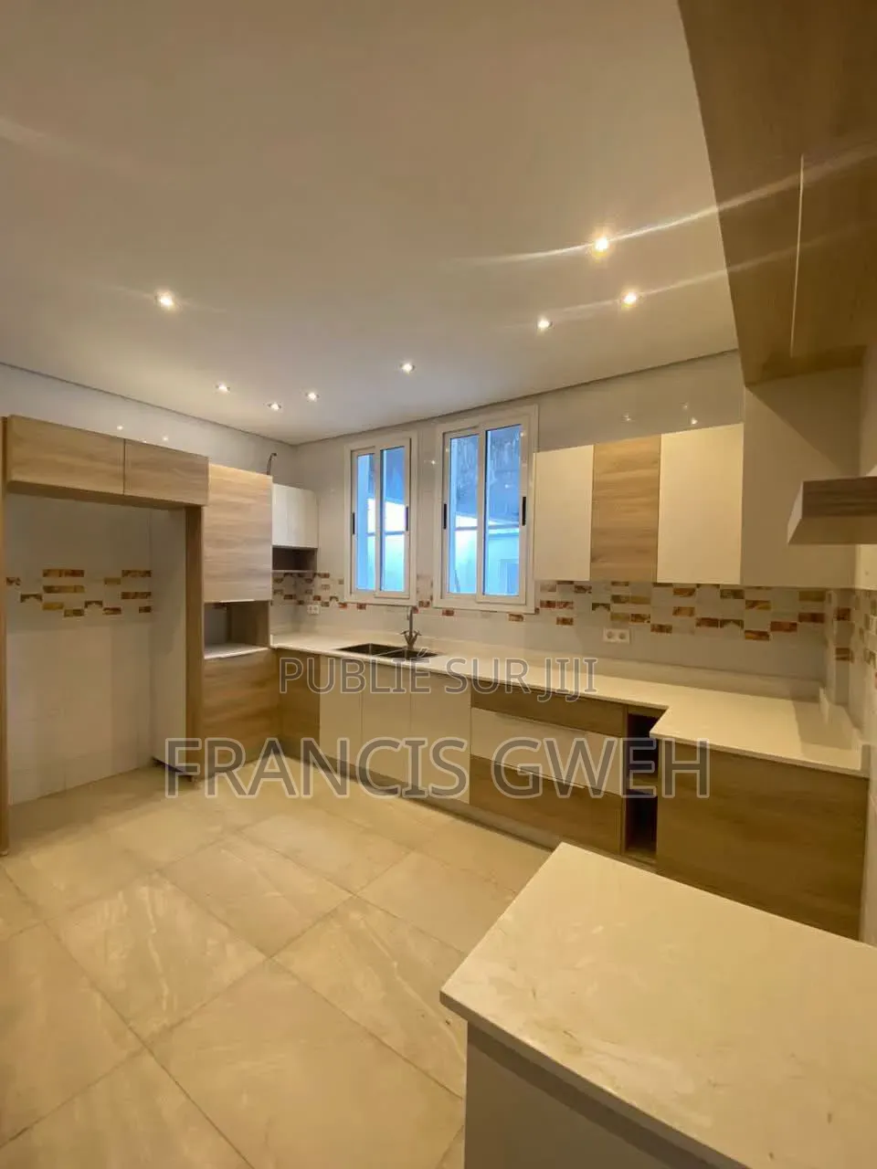 6chbre Duplex dans Francis Gweh, Cocody à Louer