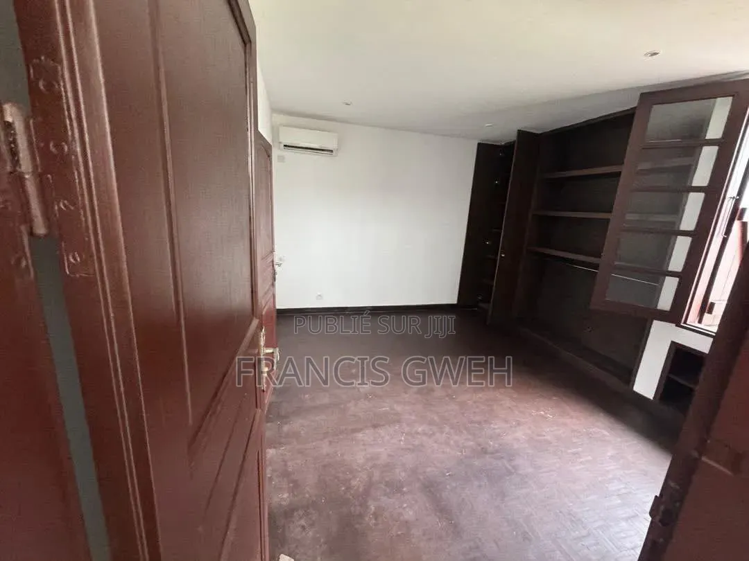 5chbre Duplex dans Francis Gweh, Cocody à Louer