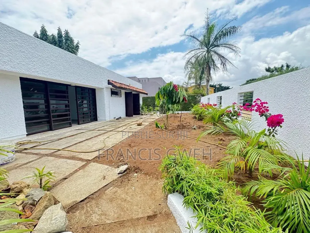 5chbre Duplex dans Francis Gweh, Cocody à Louer