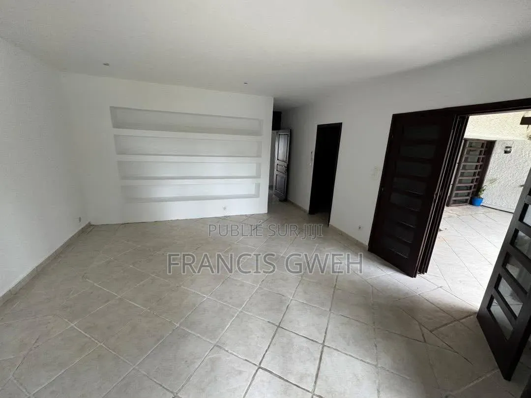 5chbre Duplex dans Francis Gweh, Cocody à Louer