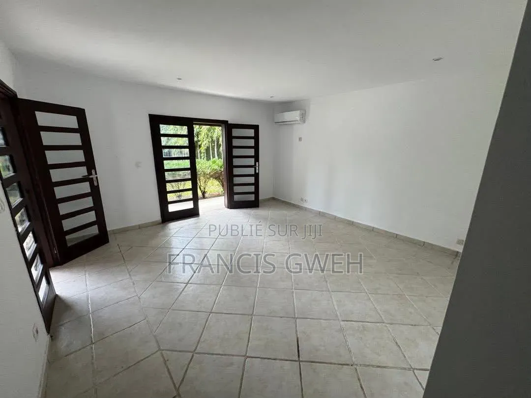 5chbre Duplex dans Francis Gweh, Cocody à Louer