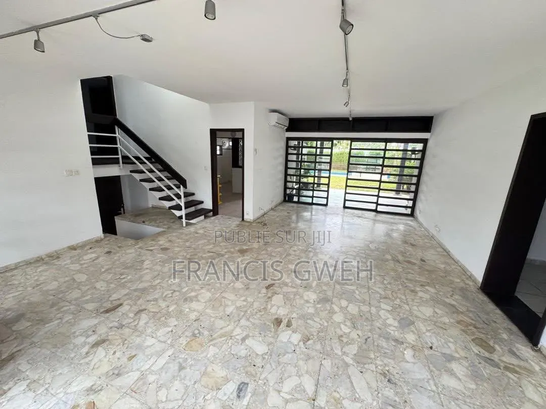 5chbre Duplex dans Francis Gweh, Cocody à Louer