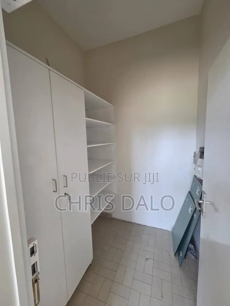 5chbre Villa dans Dalo Davy, Cocody à Louer