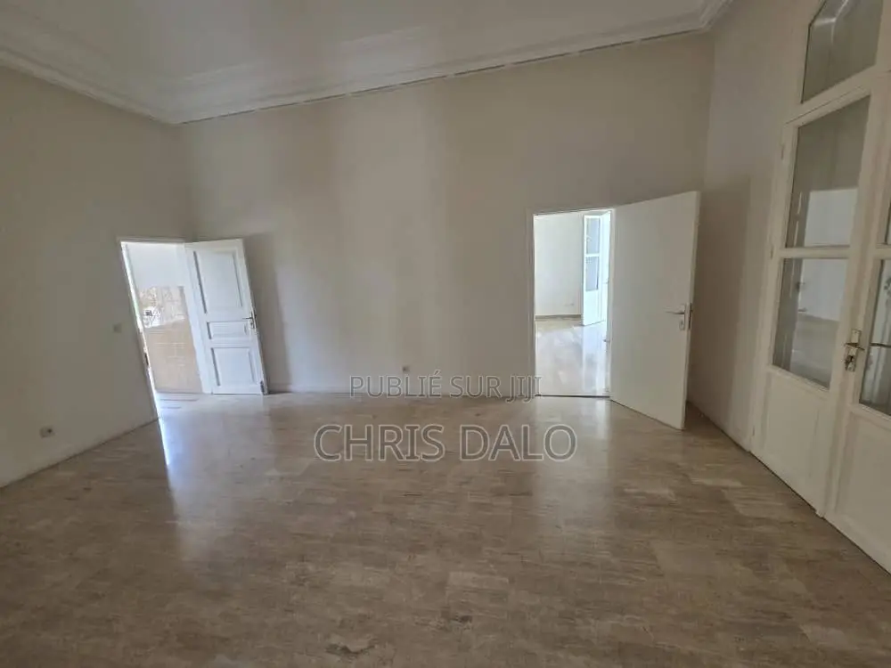 5chbre Villa dans Dalo Davy, Cocody à Louer