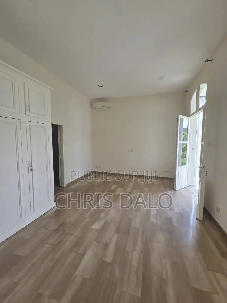5chbre Villa dans Dalo Davy, Cocody à Louer