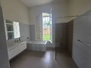 5chbre Villa dans Dalo Davy, Cocody à Louer