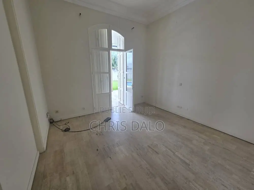 5chbre Villa dans Dalo Davy, Cocody à Louer