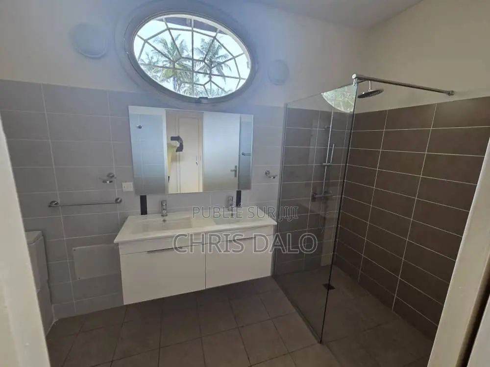 5chbre Villa dans Dalo Davy, Cocody à Louer