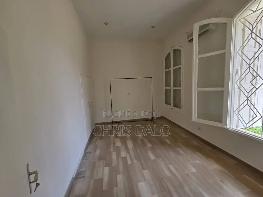 5chbre Villa dans Dalo Davy, Cocody à Louer