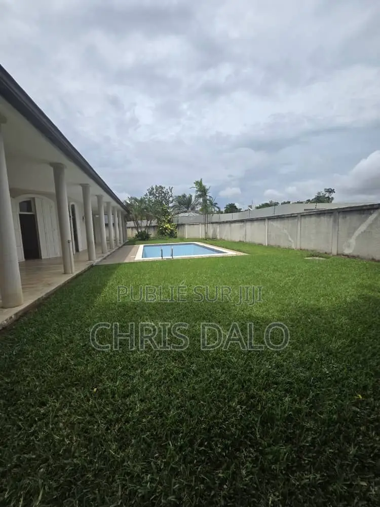 5chbre Villa dans Dalo Davy, Cocody à Louer