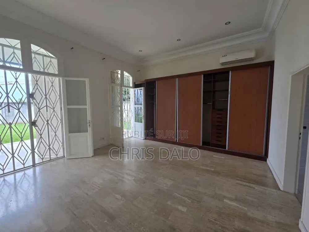 5chbre Villa dans Dalo Davy, Cocody à Louer