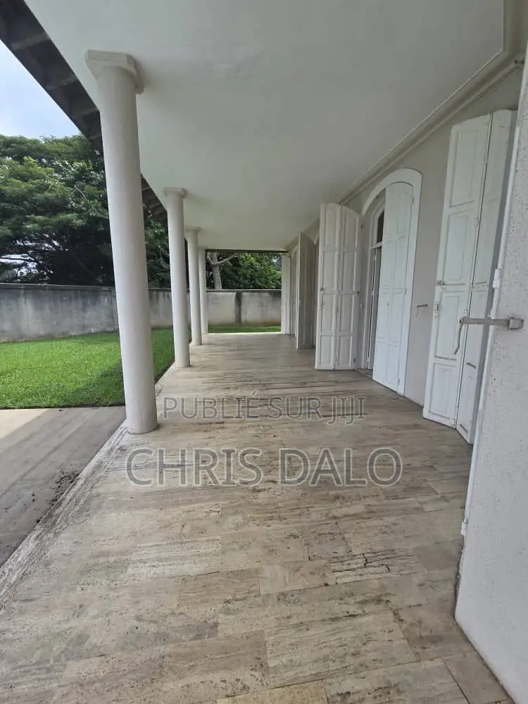 5chbre Villa dans Dalo Davy, Cocody à Louer