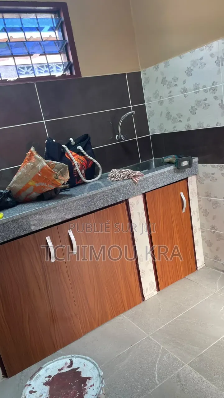 3chbre Maison dans Kra Tchimou, Yopougon à Louer