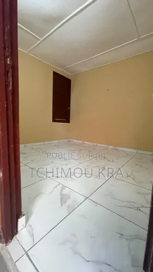 3chbre Maison dans Kra Tchimou, Yopougon à Louer