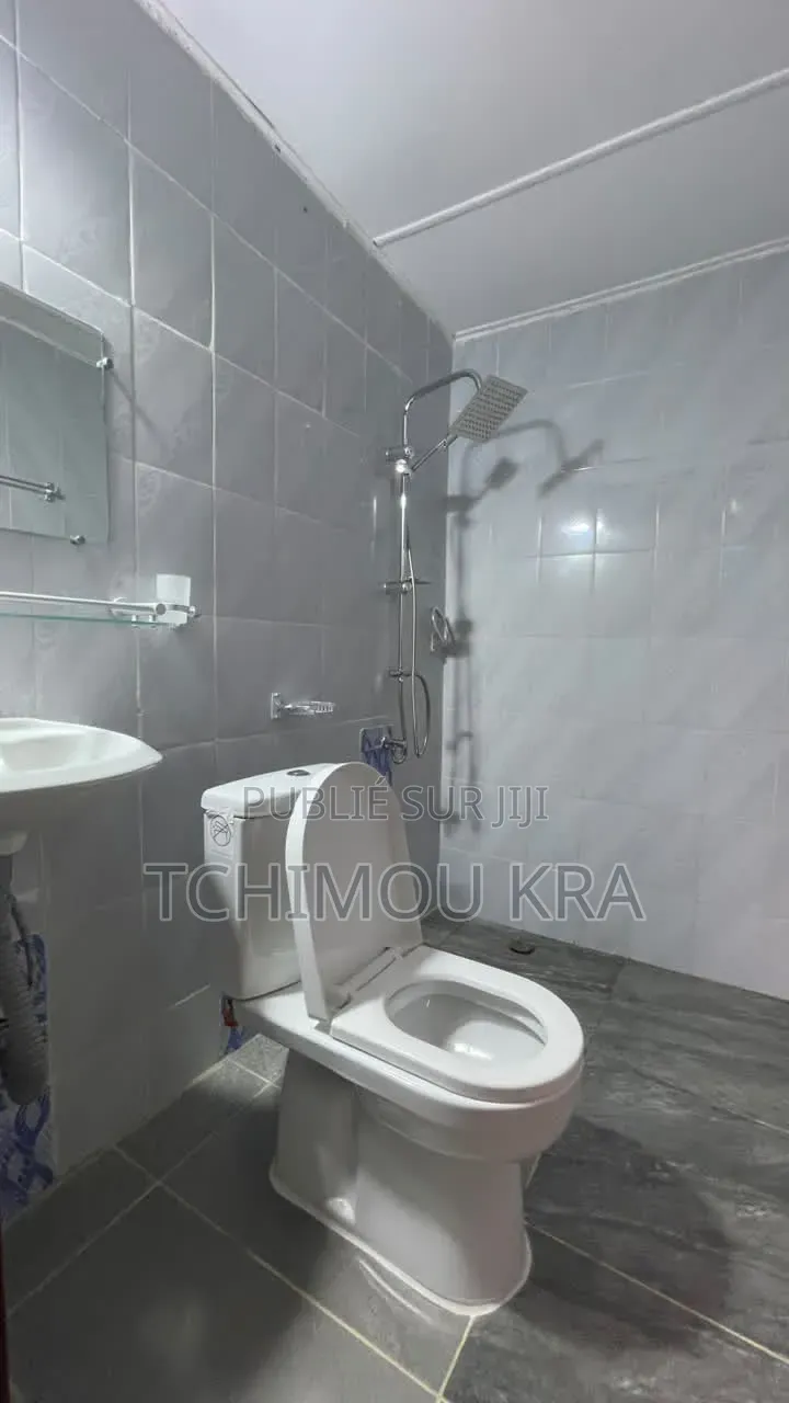 3chbre Maison dans Kra Tchimou, Yopougon à Louer