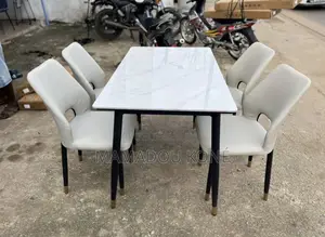 Table À Manger Quatre, Chaise Travaux Plus Bonne Qualité