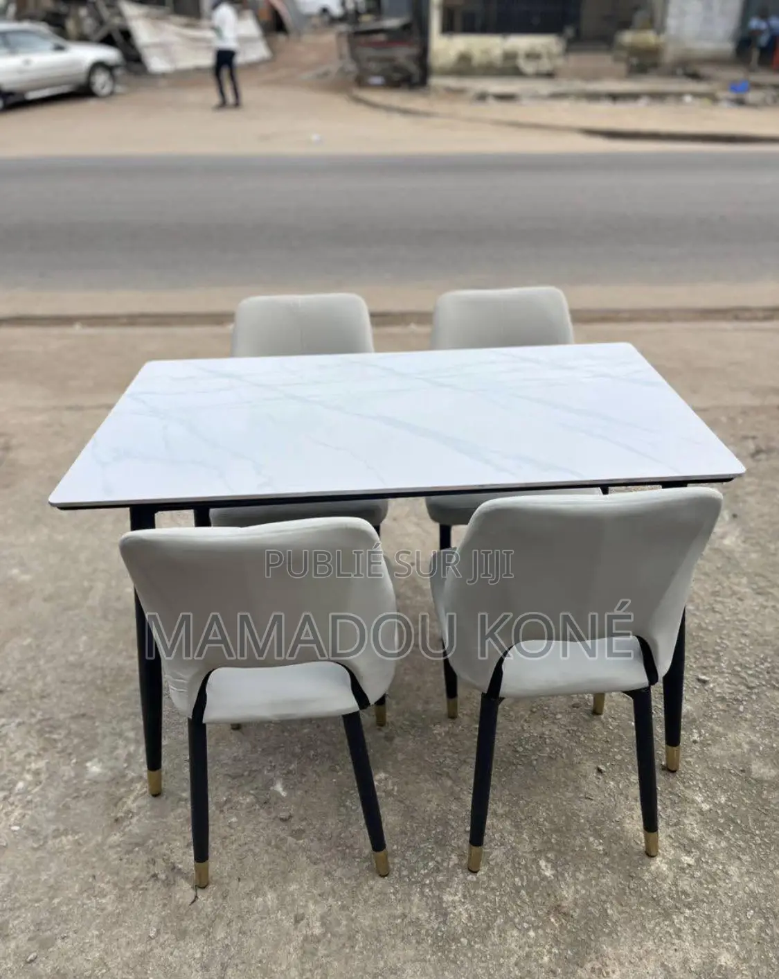 Table À Manger Quatre, Chaise Travaux Plus Bonne Qualité
