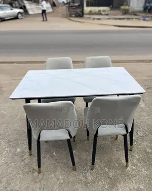 Table À Manger Quatre, Chaise Travaux Plus Bonne Qualité