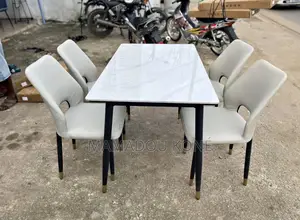 Table À Manger Quatre, Chaise Travaux Plus Bonne Qualité