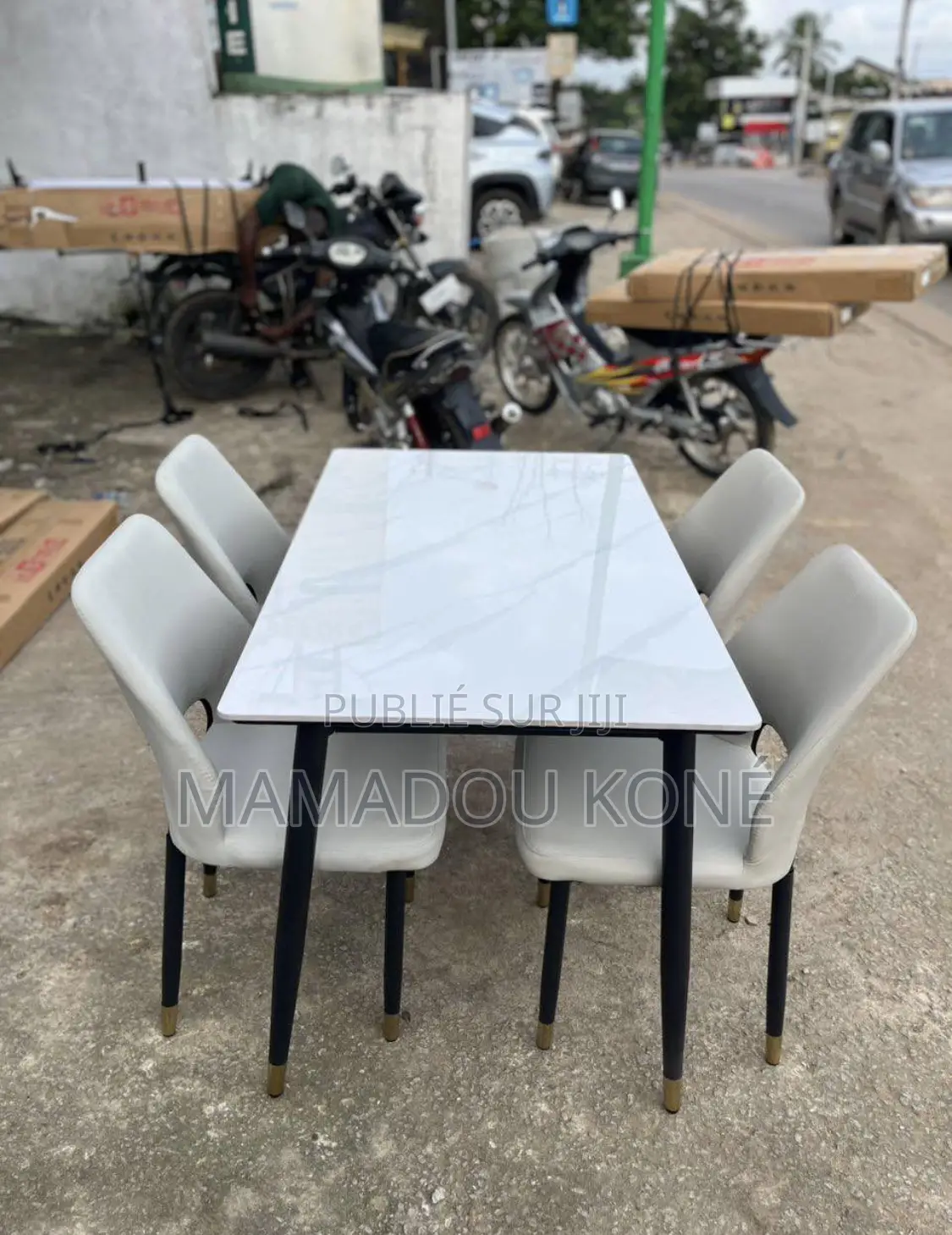 Table À Manger Quatre, Chaise Travaux Plus Bonne Qualité