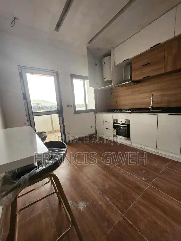 Meublé 3chbre Appartement dans Francis Gweh, Cocody à Vendre