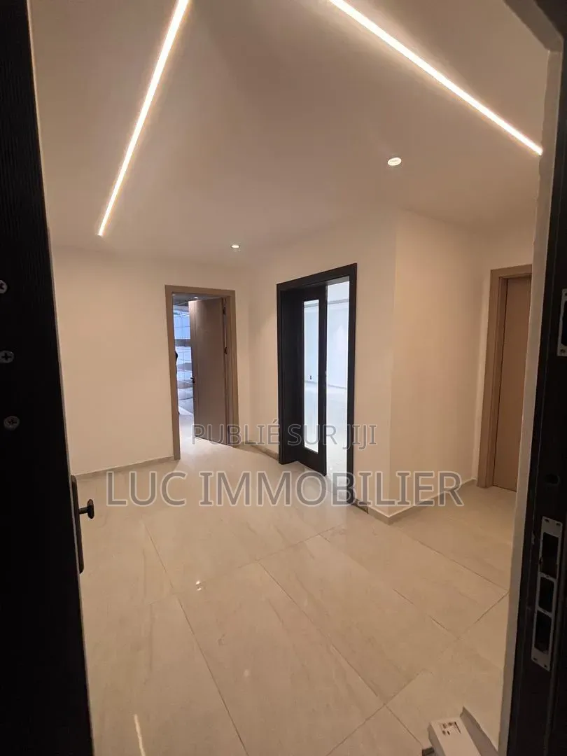 2chbre Appartement dans Luc Immobilier, Cocody à Louer