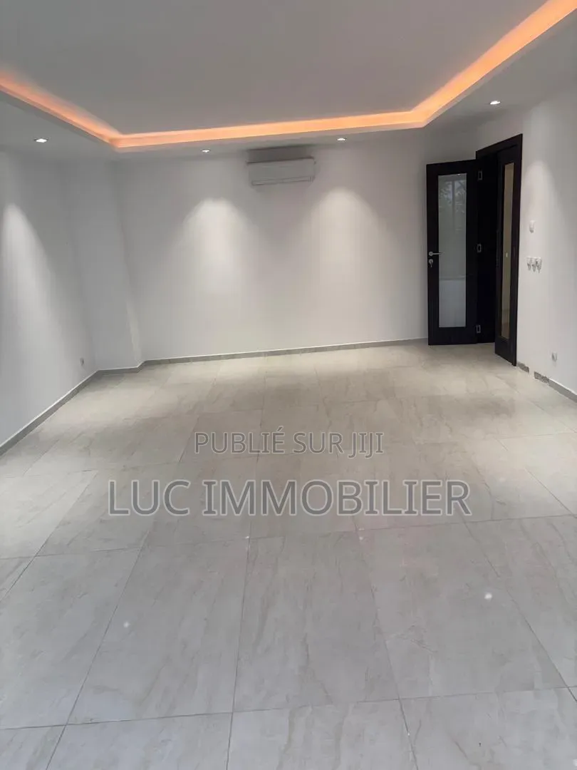2chbre Appartement dans Luc Immobilier, Cocody à Louer