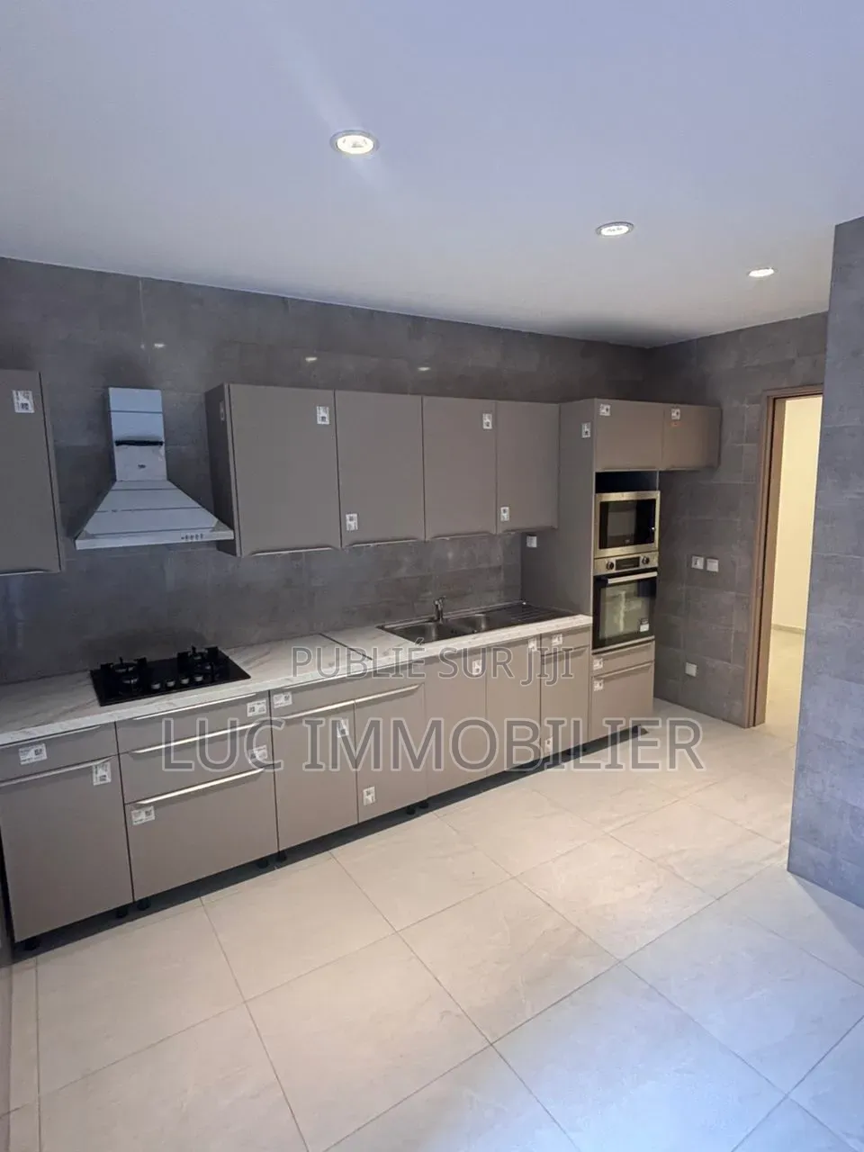 2chbre Appartement dans Luc Immobilier, Cocody à Louer