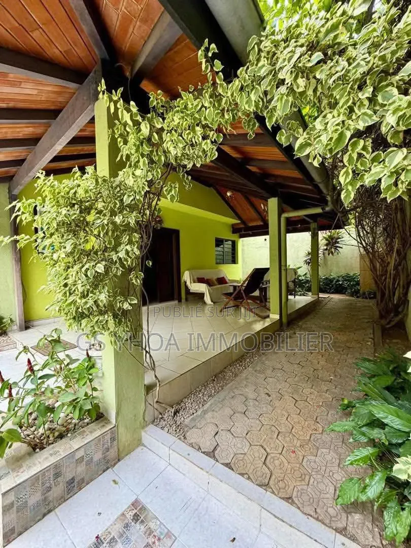 Meublé 4chbre Duplex dans Cocody à Vendre
