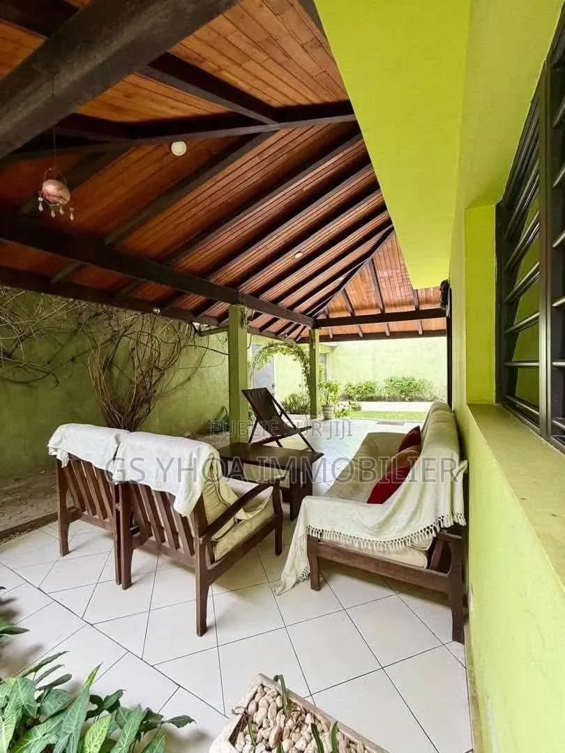 Meublé 4chbre Duplex dans Cocody à Vendre