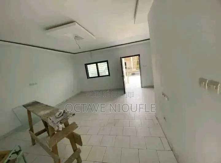 4chbre Villa dans , Cocody à Vendre
