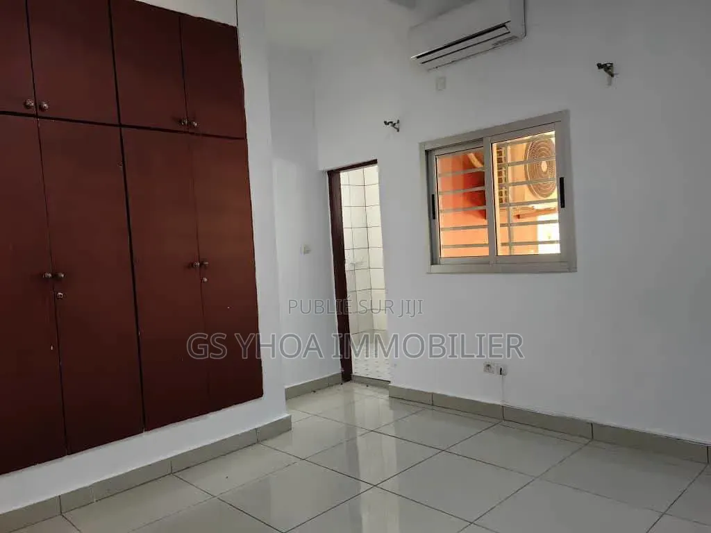 4chbre Villa dans Cocody à Vendre