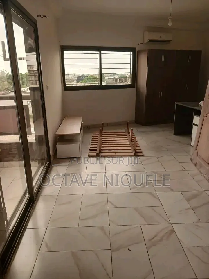 1chbre Appartement dans , Cocody à Louer