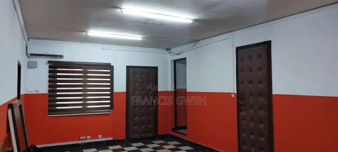 17chbre Villa dans Francis Gweh, Cocody à Louer