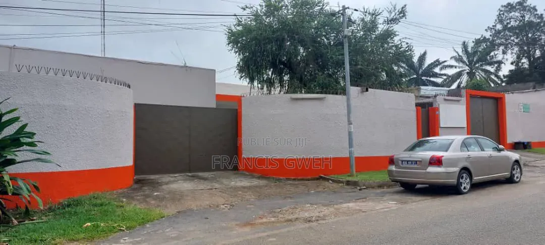 17chbre Villa dans Francis Gweh, Cocody à Louer