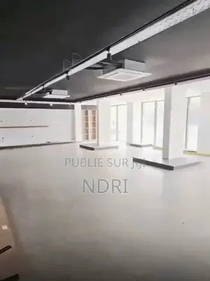 Showroom 600m2 À Louer À Angre 9e Tranche