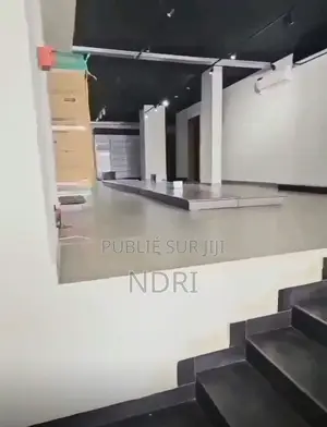 Showroom 600m2 À Louer À Angre 9e Tranche