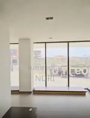 Showroom 600m2 À Louer À Angre 9e Tranche