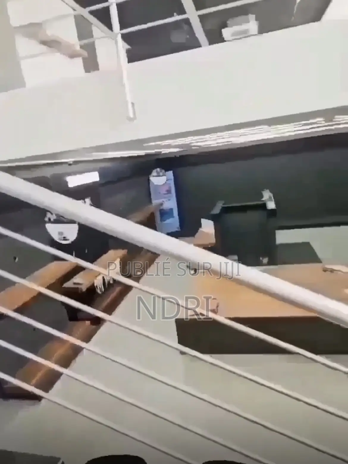 Showroom 600m2 À Louer À Angre 9e Tranche
