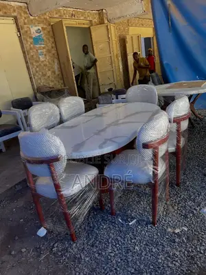 Table À Manger De Très Bonne Qualité