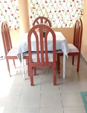 4 Chaises De Très Bonnes Qualités