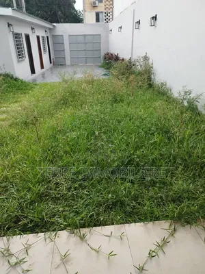 4chbre Villa dans La Terre Immobilière, Cocody à Vendre